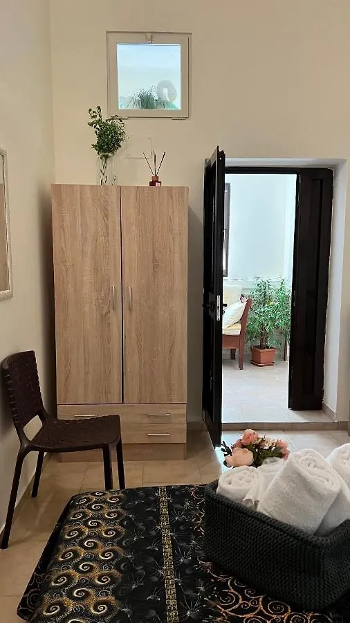 Faro'S Room Bari 0*,