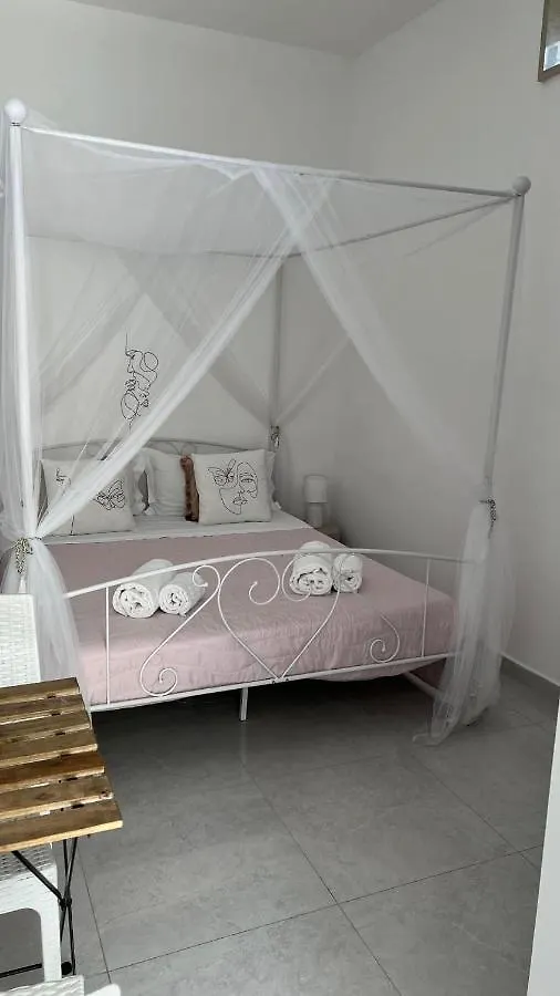 Faro'S Room Bari 0*,